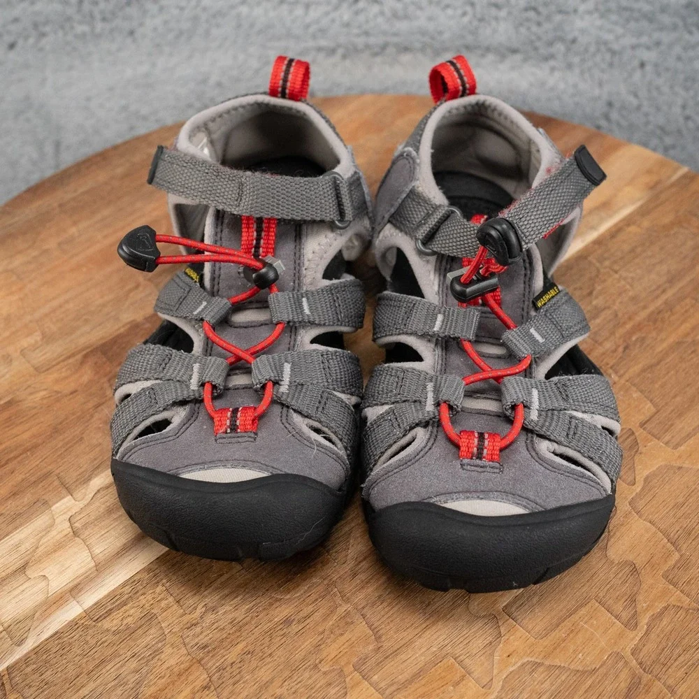 Keen Big Kids Size 1 Seacamp II CNX Sandals Gray Red Black